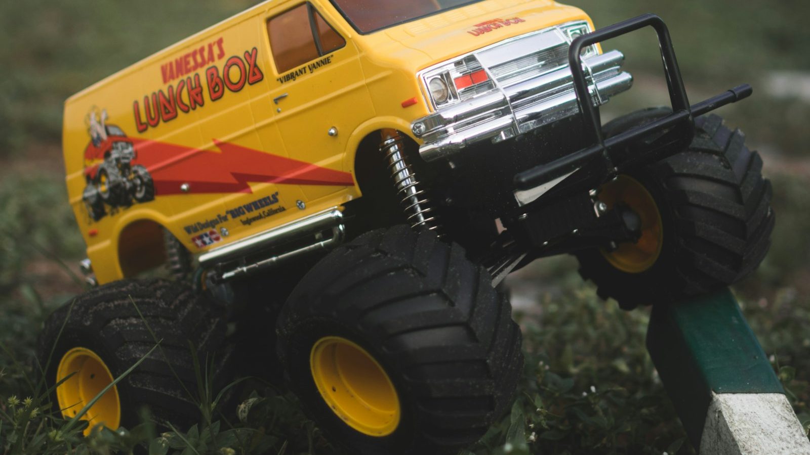 Traxxas vs ARRMA: Which RC Brand Is Right for You?